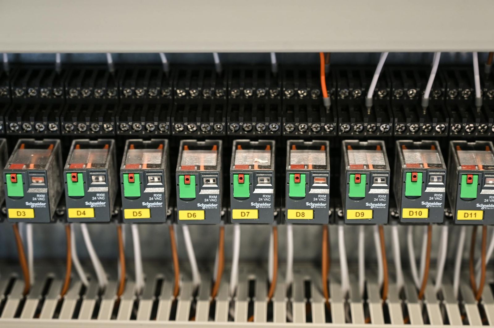 Lightning Bolt Electrician - professional services